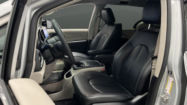 Used 2024 Chrysler Pacifica Touring-L FWD image 9