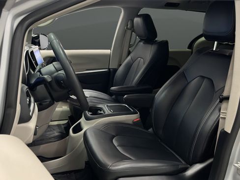 Used 2024 Chrysler Pacifica Touring-L FWD image 9