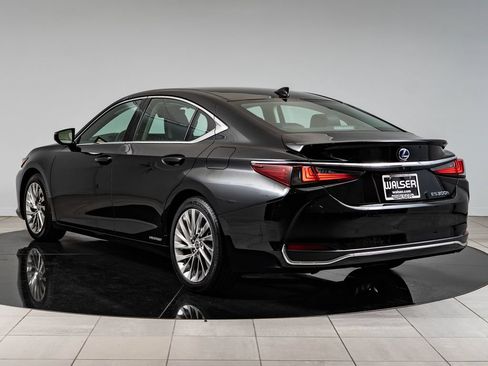 Certified 2020 Lexus ES 300h Ultra Luxury w/ Accessory Package FWD image 6