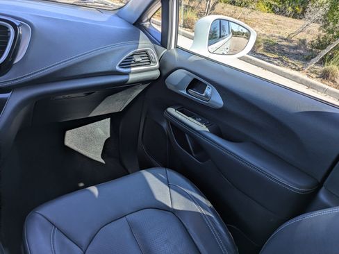 Used 2021 Chrysler Pacifica Touring-L w/ S Appearance Package image 22