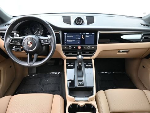 Certified 2025 Porsche Macan AWD/4WD image 6