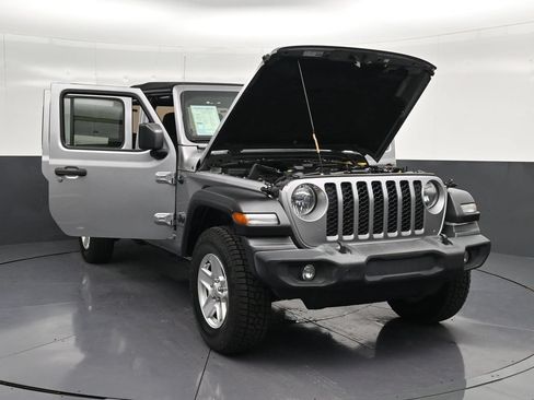 Used 2020 Jeep Gladiator Sport w/ Quick Order Package 24S AWD/4WD image 32