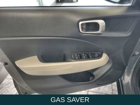 Used 2025 Hyundai Venue SEL FWD image 13