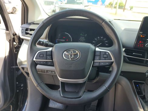 Used 2024 Toyota Sienna XLE FWD image 25