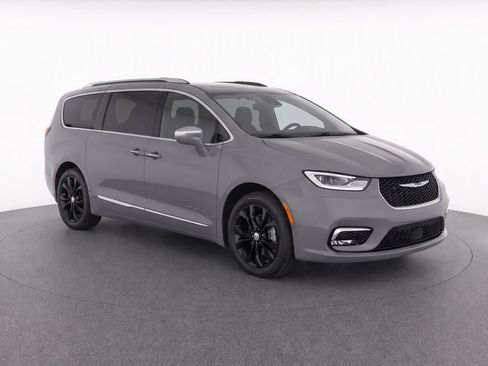 Used 2022 Chrysler Pacifica Pinnacle AWD/4WD image 2