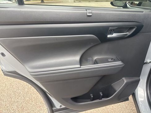 Used 2025 Toyota Highlander XLE image 17