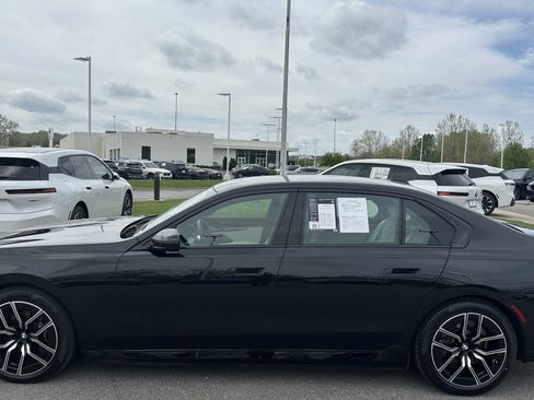 Certified 2025 BMW i7 xDrive60 w/ Premium Package image 7