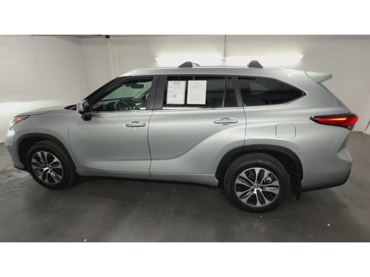 Used 2023 Toyota Highlander XLE FWD image 6