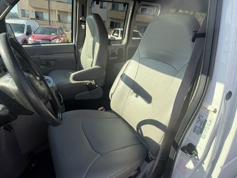Used 2002 Ford E-150 and Econoline 150 Wagon RWD image 11