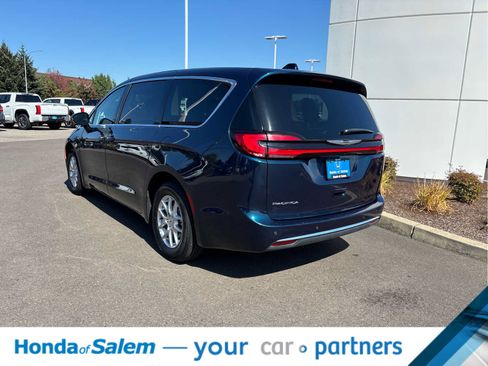 Used 2024 Chrysler Pacifica Touring-L FWD image 4