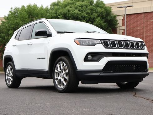 Used 2023 Jeep Compass Latitude AWD/4WD image 1