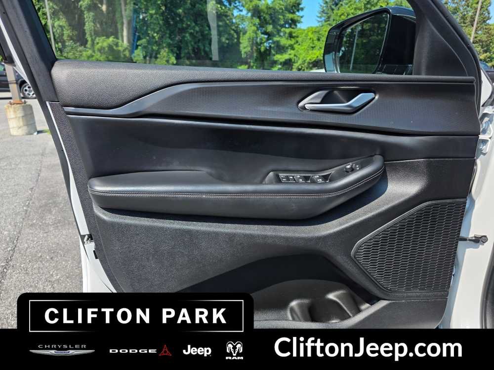 Used 2023 Jeep Grand Cherokee Laredo AWD/4WD image 9