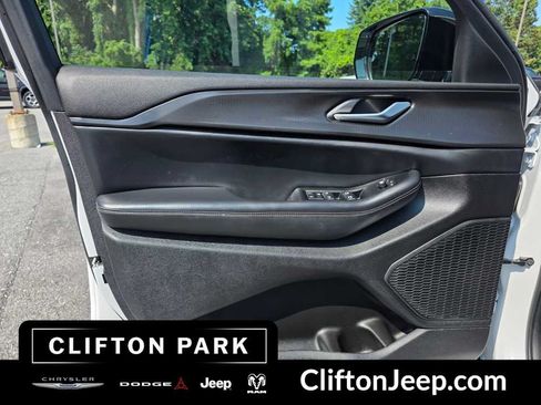Used 2023 Jeep Grand Cherokee Altitude AWD/4WD image 9