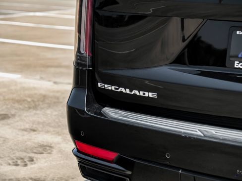Used 2023 Cadillac Escalade Sport Platinum AWD/4WD image 16