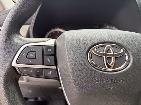 Used 2023 Toyota Highlander L FWD image 14