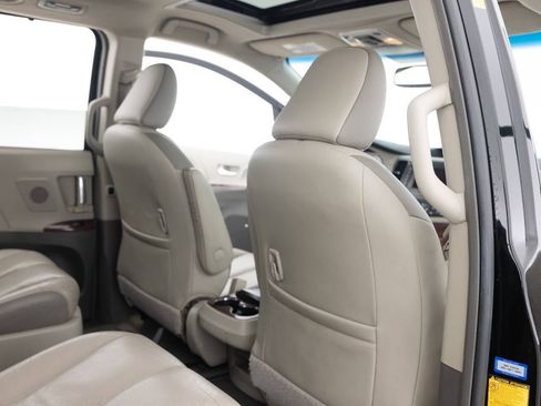 Used 2014 Toyota Sienna Limited w/ Limited Premium Package image 30