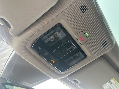 Used 2024 Volkswagen Atlas SE w/ Panoramic Sunroof Package FWD image 28