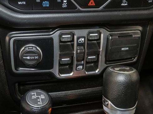 Used 2024 Jeep Wrangler Unlimited Sahara AWD/4WD image 23