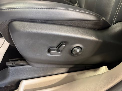 Used 2024 Chrysler Pacifica Touring-L FWD image 13