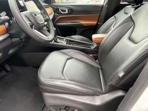 Used 2024 Jeep Compass Limited image 17