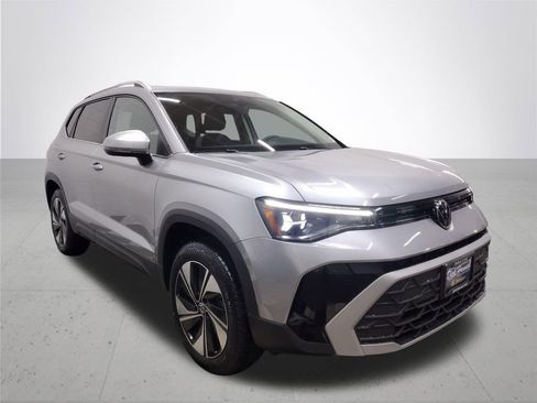 Used 2025 Volkswagen Taos SE AWD/4WD image 5