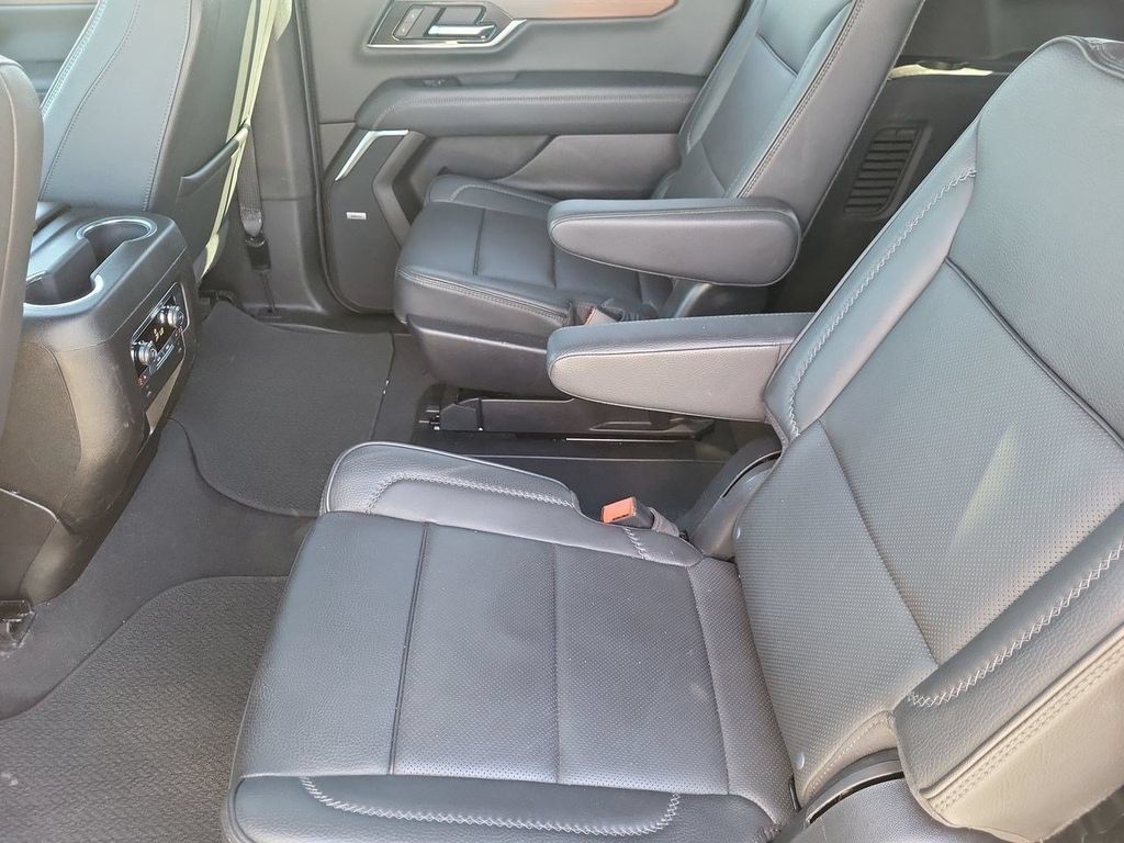 Used 2025 GMC Yukon XL Denali AWD/4WD image 31
