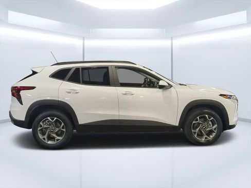 Used 2025 Chevrolet Trax LT w/ LT Convenience Package image 2