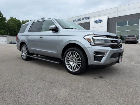Used 2024 Ford Expedition Limited AWD/4WD image 2