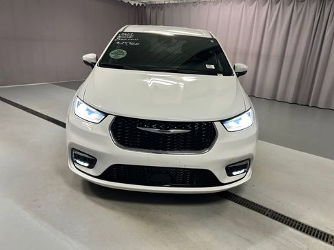 Used 2023 Chrysler Pacifica Touring image 2