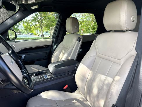 Used 2020 Land Rover Discovery SE image 11