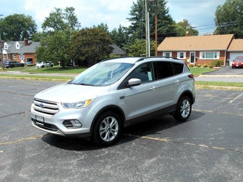Used 2018 Ford Escape SE w/ SE Sync 3 Package FWD image 2