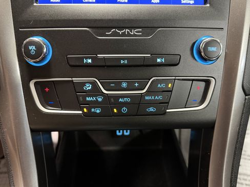 Used 2020 Ford Fusion SE FWD image 10
