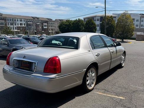 Used 2009 Lincoln Town Car Signature Limited RWD image 12