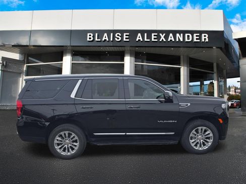 Used 2024 GMC Yukon SLT w/ SLT Luxury Package image 2