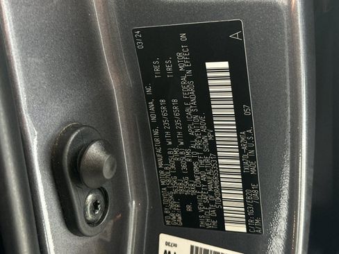 Used 2024 Toyota Highlander XLE FWD image 30