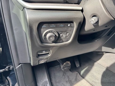 Used 2022 Jeep Grand Cherokee Limited w/ Luxury Tech Group II image 21