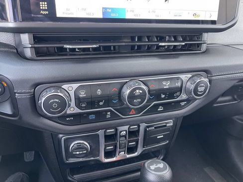 Used 2024 Jeep Wrangler Unlimited Sahara AWD/4WD image 28