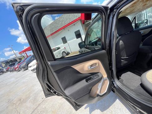 Used 2015 Jeep Renegade Latitude w/ Cold Weather Group II FWD image 12