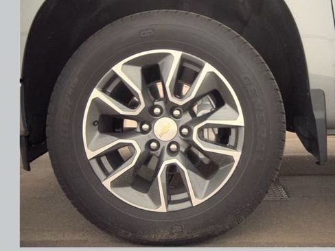 Used 2024 Chevrolet Silverado 1500 LT AWD/4WD image 23