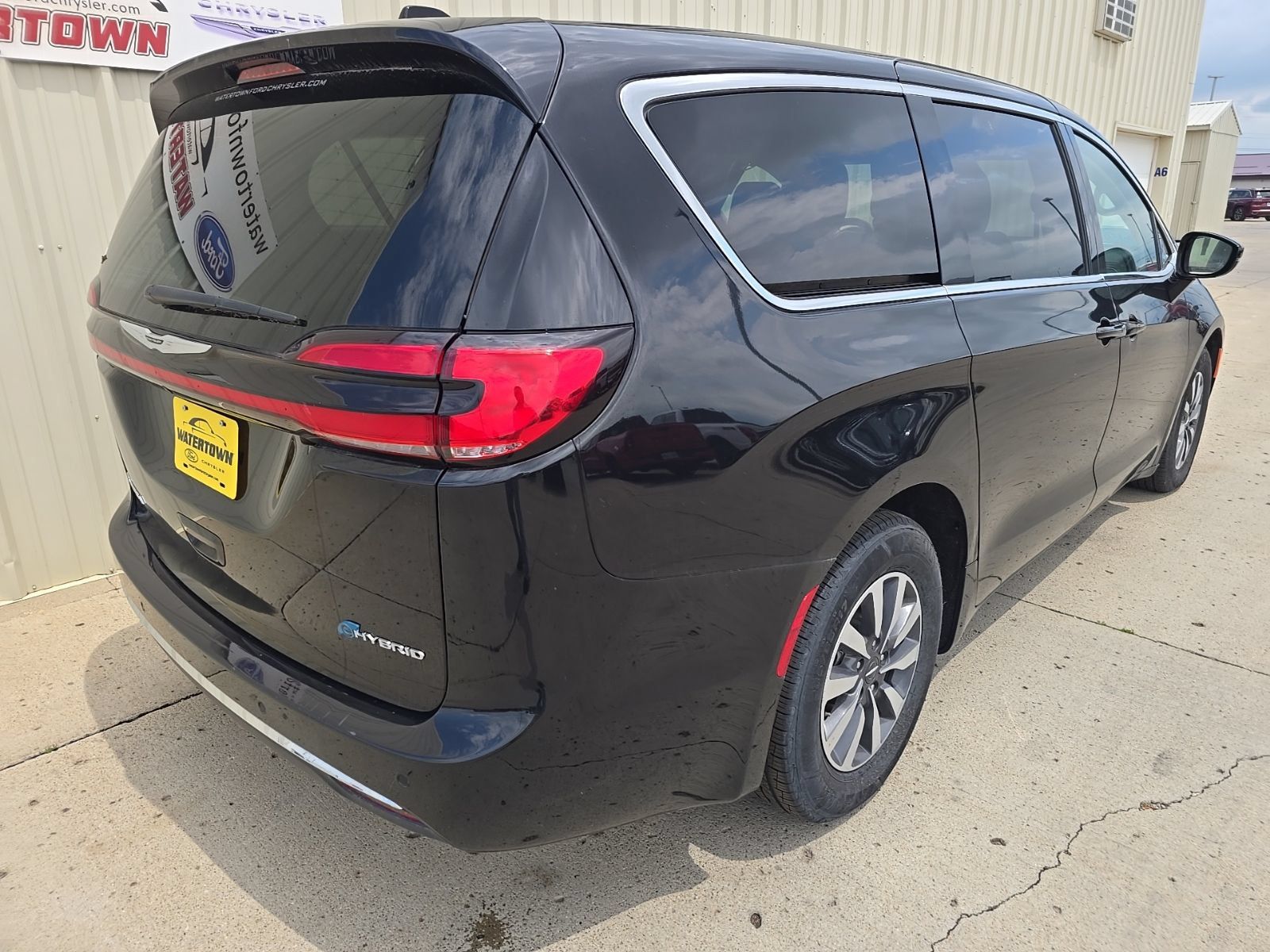 Used 2024 Chrysler Pacifica Limited FWD image 5