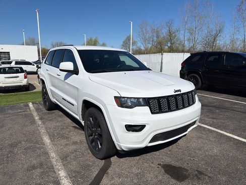 Used 2021 Jeep Grand Cherokee Laredo X AWD/4WD image 3