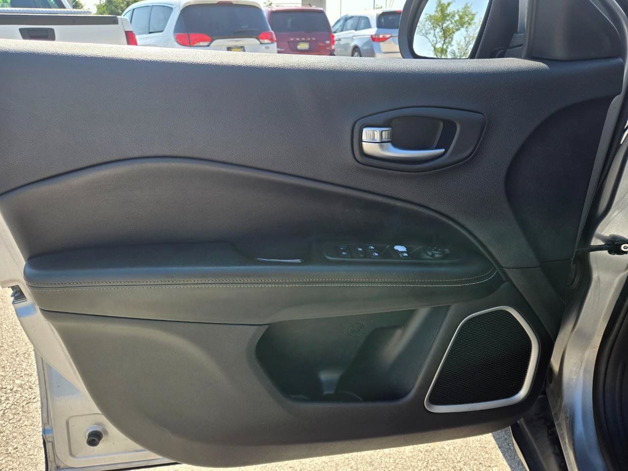 Used 2019 Jeep Compass Latitude AWD/4WD image 17