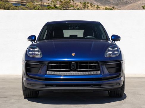 Certified 2025 Porsche Macan AWD/4WD image 10