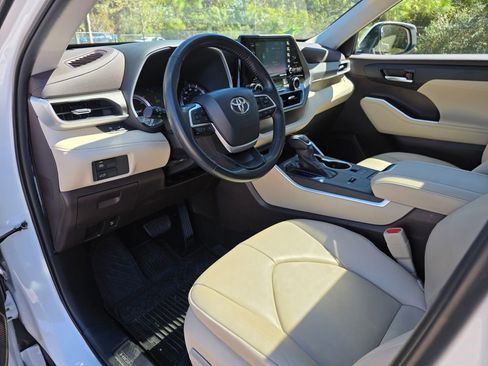 Used 2022 Toyota Highlander XLE image 28