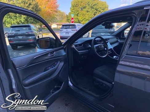 New 2025 Jeep Grand Cherokee Laredo X image 8