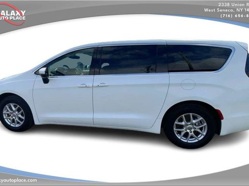 Used 2023 Chrysler Pacifica Touring-L image 8
