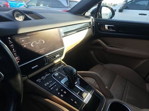 Used 2021 Porsche Cayenne Coupe image 6