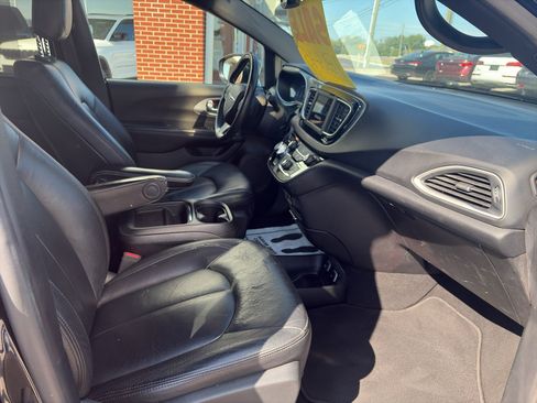 Used 2020 Chrysler Pacifica Touring w/ S Appearance Package FWD image 19