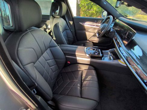 Used 2025 BMW i7 eDrive50 RWD image 24