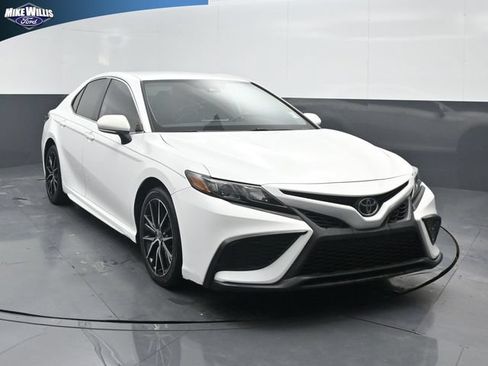 Used 2022 Toyota Camry SE FWD image 1